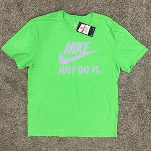 New with tags mens Nike shirt - Size large